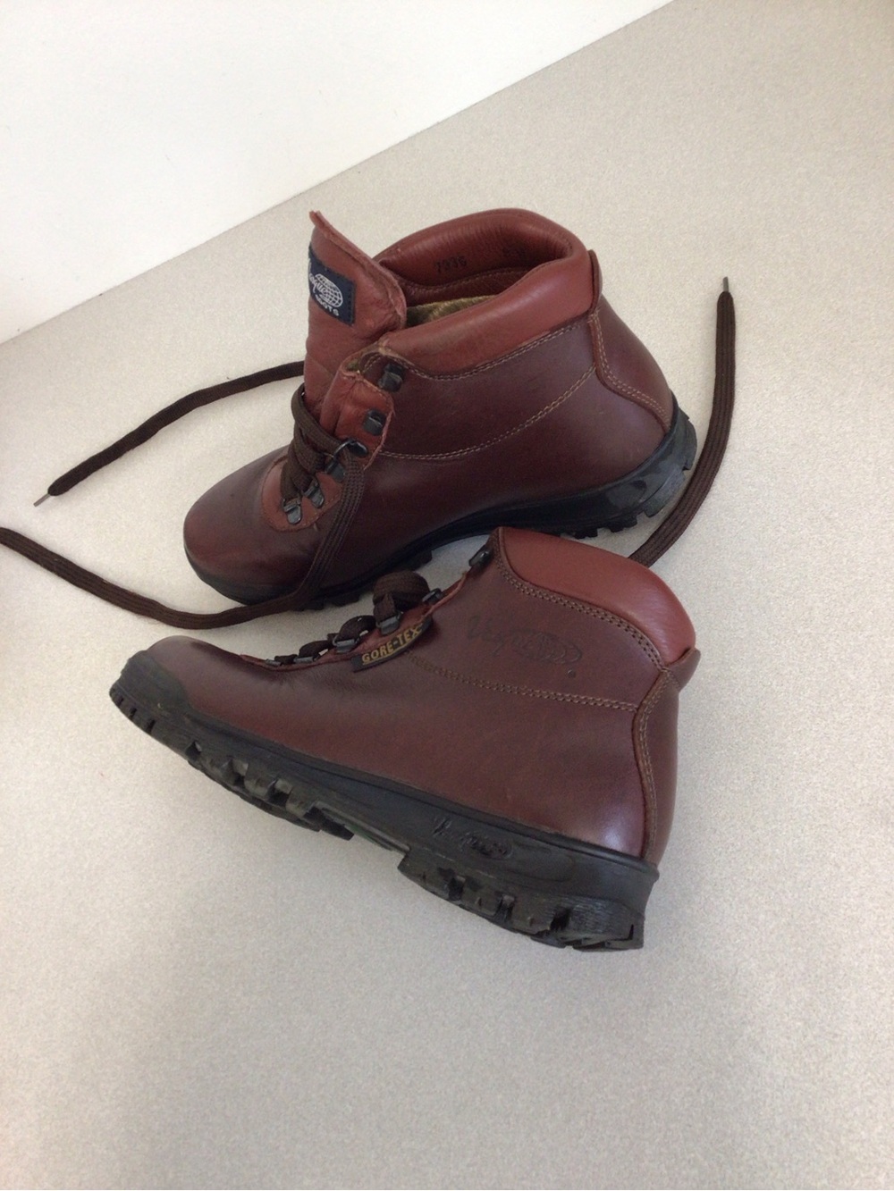 VASQUE WOMENS GORE TEX LEATHER HIKING BOOTS SIZE 8M WATERPROOF COWHIDE EXCELLENT - Picture 2 of 8
